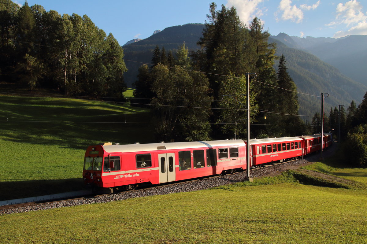 Steuerwagen vorraus verlässt R1848 (Filisur - Davos Platz) das kleine Dorf an der Albulastrecke. 

Filisur, 15. September 2018 