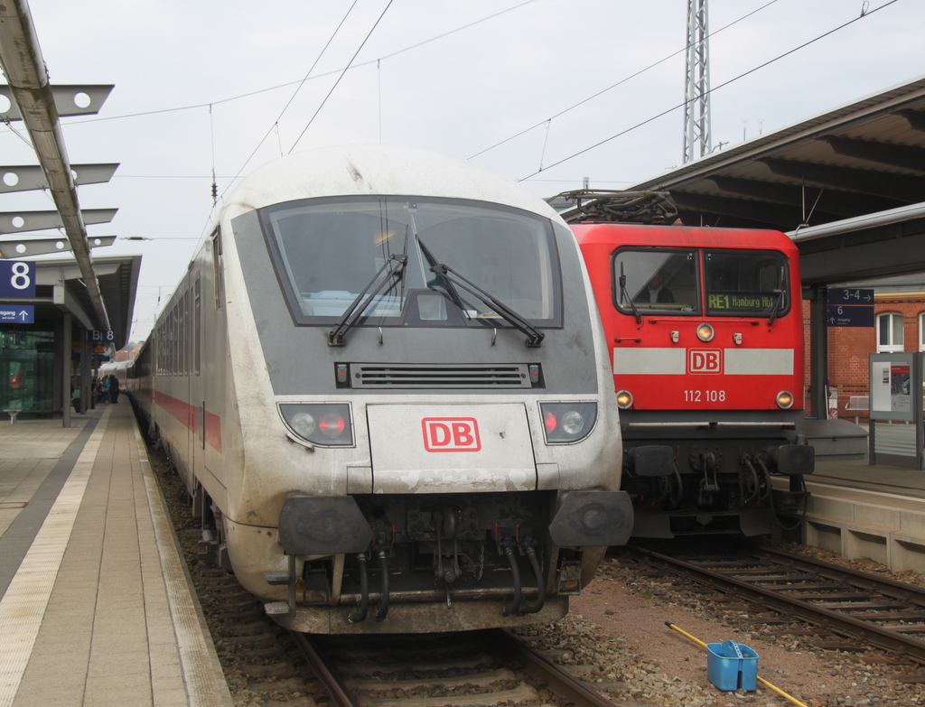 Steuerwagen(Bpmbdzf)als IC 2213 von Koblenz Hbf nach Ostseebad Binz kurz nach der Ankunft im Rostocker Hbf.neben an stand 112 108 mit RE 1 nach Hamburg nur 5 Stunden spter hatte sie einen Trafoschaden bekommen.27.02.2015