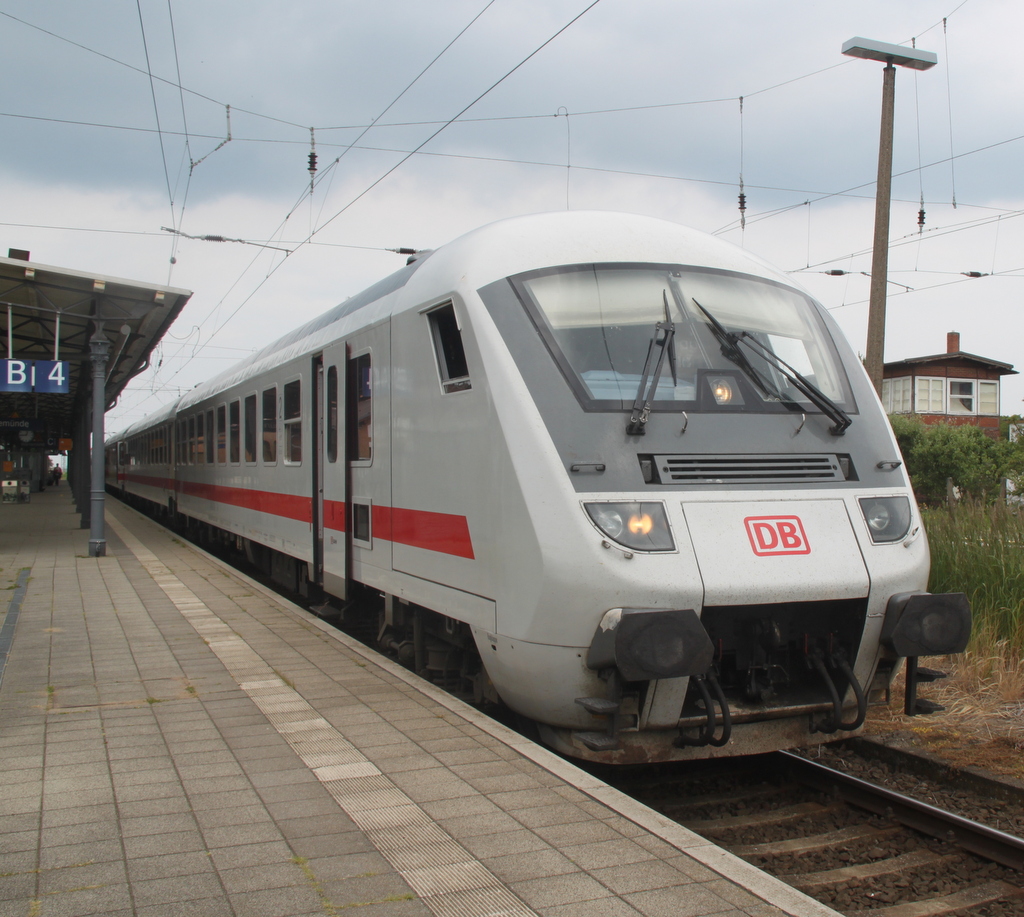Steuerwagen(Bpmbdzf)als IC2239 von Warnemnde nach Leipzig Hbf stand am 27.06.2015 in Warnemnde das Stellwerk wird es ab Oktober nicht mehr geben.