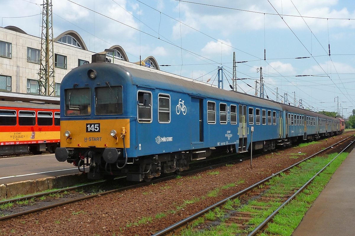 Steuerwagen/Fahrradwagen 145 der MAV-START in Debrecen, 26.6.2016 

Video der Abfahrt hier: http://www.bahnvideos.eu/video/ungarn~dieselloks~br-0-418-m41/20550/ausfahrt-einer-wendezug-nahverkehrsgarnitur-geschoben-von-418-130.html