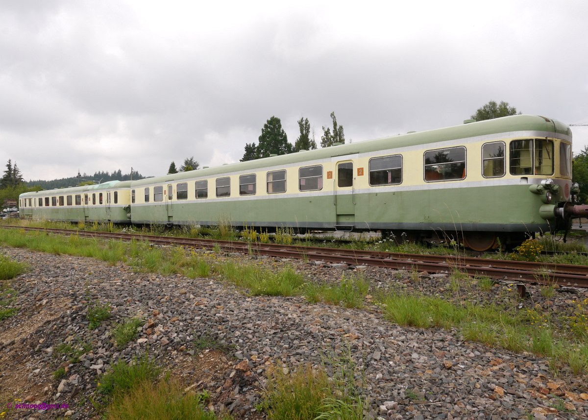 Steuerwagenseite des ex-SNCF X2709+XR7719 (RGP2 - Rame à Grand Parcours, Fernverkehrszug 2-Motorig)

Die SNCF stellte 1954 eine Serie von Fernverkehrstriebwagen des Typ RGP2 in Dienst. Dieses war die Ursprungsversion des RGP. Die Ziffer zeigt hier nur dass er zweimotorig ist.
Der 1986 außer Dienst gestellte Zug ist äußerlich im SNCF-Ursprungszustand erhalten, verfügt jedoch aktuell über keine Motoranlage mehr und kann nur geschleppt werden.

Er befindet sich bei der CFHF (Chemin de fer du Haut-Forez), die Museumsbetrieb auf der schönen Strecke Estivareilles - Sembadel - La Chaise Dieu durchführt.

2014-07-23 Estivareilles