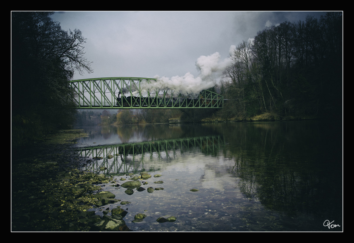 Steyrbrücke - Die ÖGEG Dampflok 498.04, dampft mit einem Adventzug durch das Steyrtal, von Steyr nach Grünburg. 
Grünburg 8.12.2016