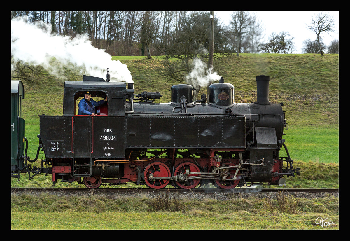 Steyrtal Express - 498.04 braust mit einem der vielen Adventzüge von Steyr nach Grünburg.
Sommerhubermühle 08.12.2018