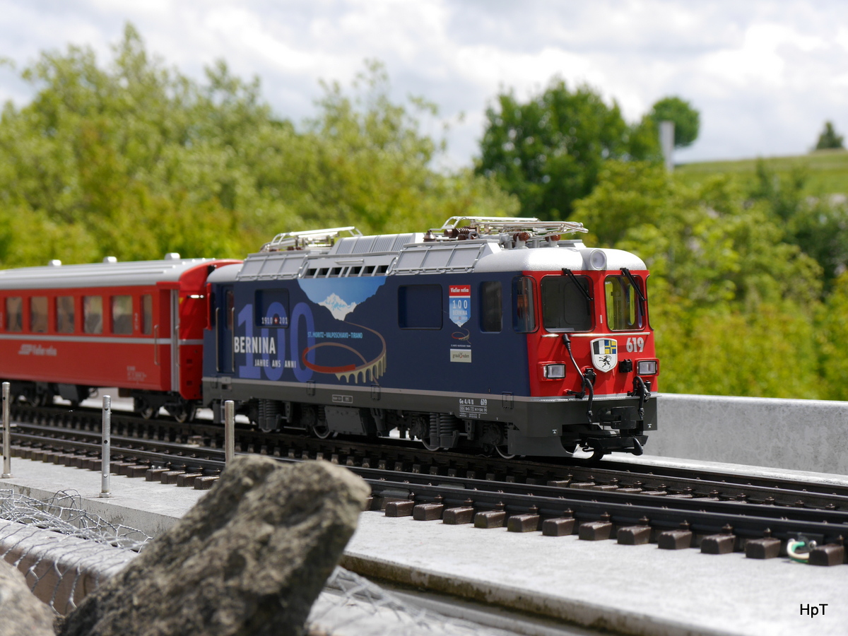 Stiftung Bernaville Schwarzenburg - LGB Ge 4/4 619 mit Personenzug unterwegs auf der Anlage am 30.05.2015