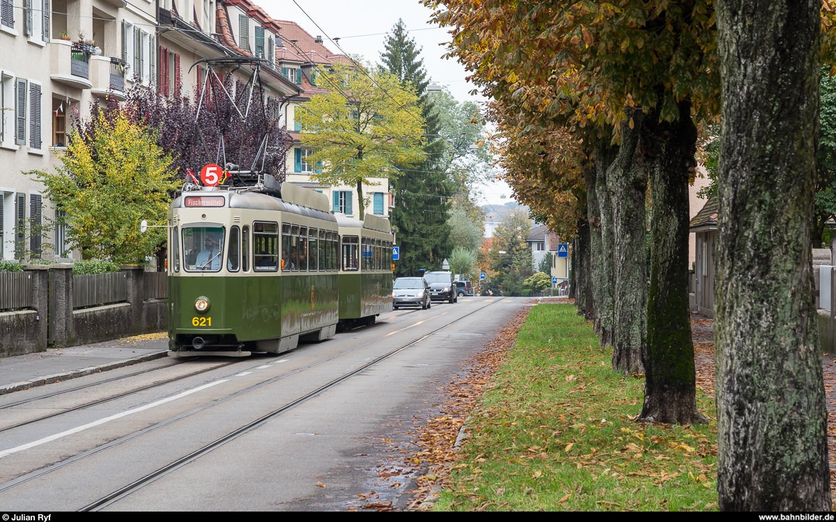 Stiftung BERNMOBIL historique Standardtram Be 4/4 621 mit B 337 am 20. Oktober 2019 auf seiner alten Stammlinie 5 in der Pestalozzistrasse.