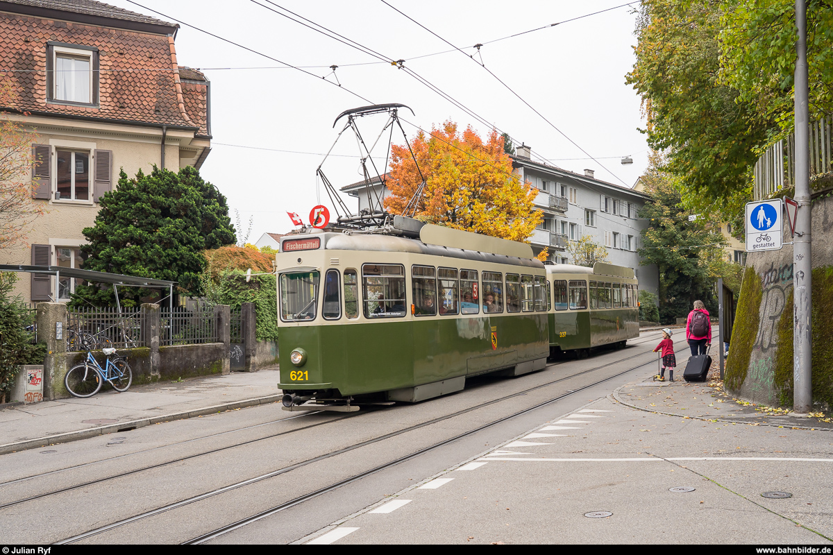Stiftung BERNMOBIL historique Standardtram Be 4/4 621 mit B 337 am 20. Oktober 2019 auf seiner alten Stammlinie 5 in der Brunnmattstrasse.