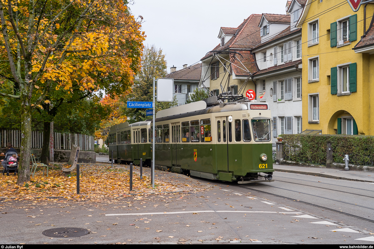 Stiftung BERNMOBIL historique Standardtram Be 4/4 621 mit B 337 am 20. Oktober 2019 auf seiner alten Stammlinie 5 am Cäcilienplatz.