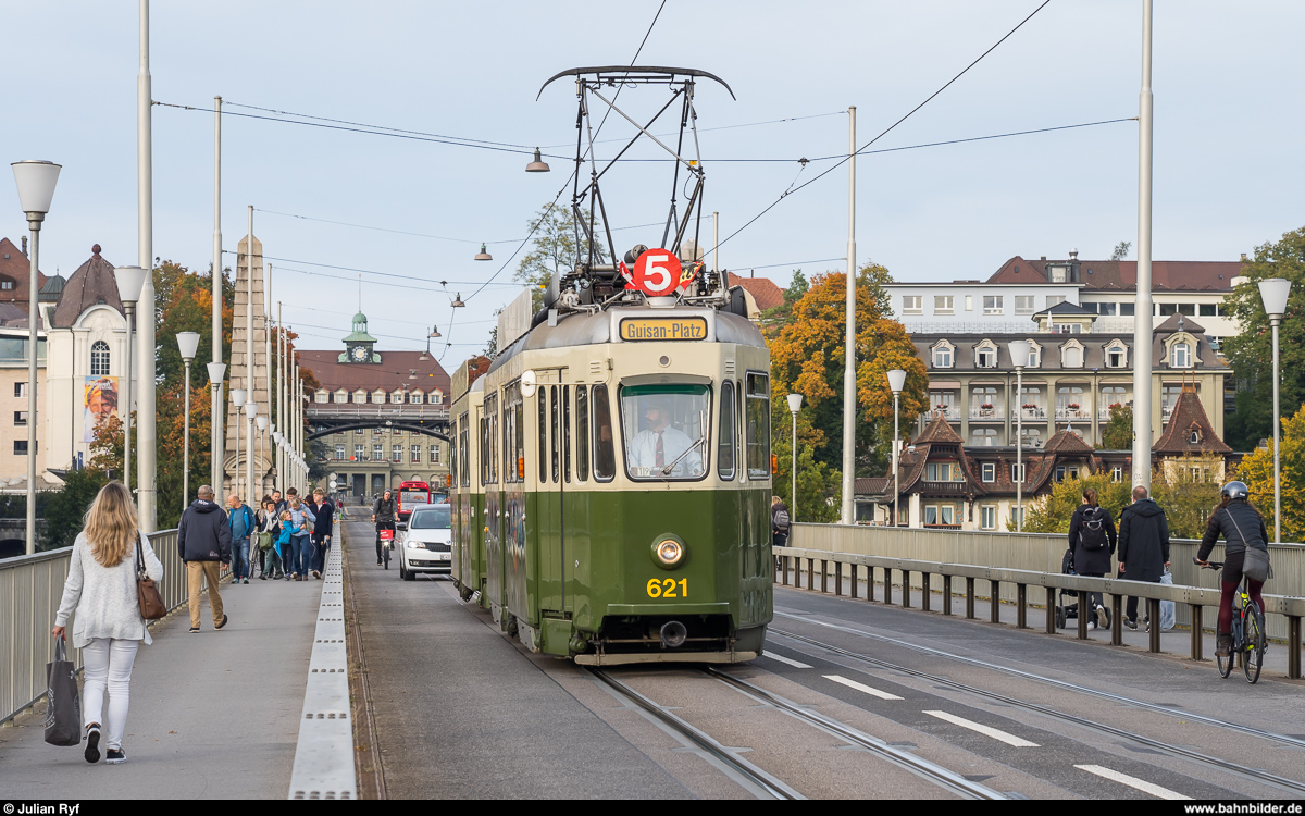 Stiftung BERNMOBIL historique Standardtram Be 4/4 621 mit B 337 am 20. Oktober 2019 auf der Kornhausbrücke.