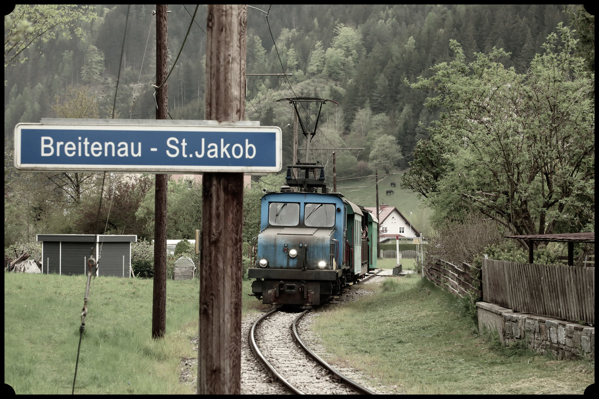 Stilecht in jedem Bahnhof halten die Sonderzüge auf der Breitenauerbahn in jeder Haltestelle. 
Hier in Breitenau St. Jakob am 26.04.2019 