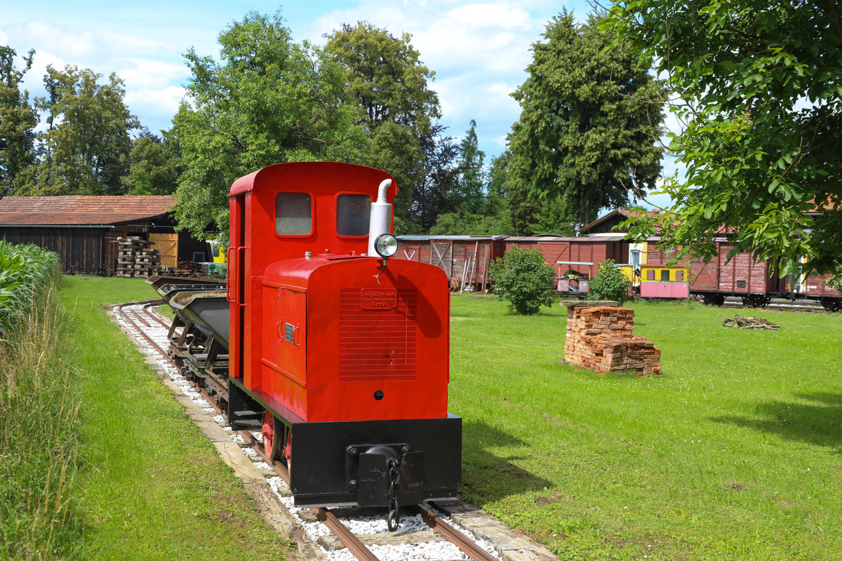 Stilecht mit einem  Ziegelhaufen  ist die EX Ziegelbahnlok in Stainz zu bewundern . 
23.06.2018