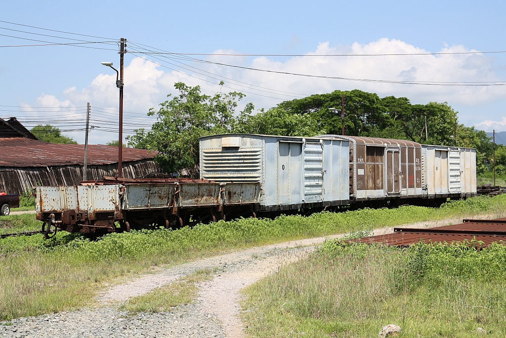 Stilleben in Thailand: ข.ต.1450 (ข.ต. =L.S./Low Sided Wagon), ต.ญ.151634 (ต.ญ.=C.G./Covered Goods Wagon, Bauj. 1980, Makkassan-Workshop), ต.ญ.151194 und ต.ญ.151716 (Bauj. 1980, Makkassan-Workshop) am 19.Mai 2018 in der Den Chai Station.