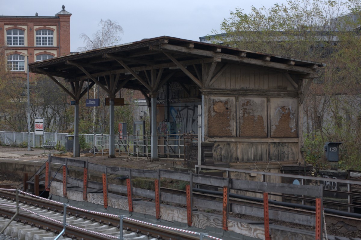 Stillgelegt ist aktuell der Haltepunkt Dresden Pieschen, es gibt an anderer Stelle einen Interimsbahsteig.Der alte Treppenaufgang und seine berdachung werden wohl demnchst abgerissen werden.21.11.2013 12:05 Uhr