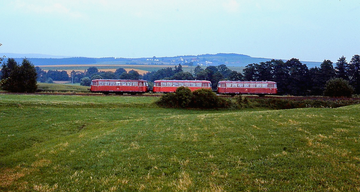 Stillgelegte Nebenbahnen in der Oberfalz: Die Bahnstrecke von Wiesau nach Waldsassen, die bis 1945 weiter nach Cheb/Eger (Tschechien) führte, wurde schon 1865 als Hauptbahn in Betrieb genommen. Aufgrund der Unterbrechung durch den  Eisernen Vorhang  verlor sie an Bedeutung und wurde ab 1977 als Nebenbahn klassifiziert. Im Mai 1986 endete der Personenverkehr, im Oktober 1994 der Güterverkehr nach Waldsassen. Im Juli 1985 ist noch eine dreiteilige 798/998/998-Garnitur zwischen Mitterteich und Waldsassen unterwegs.