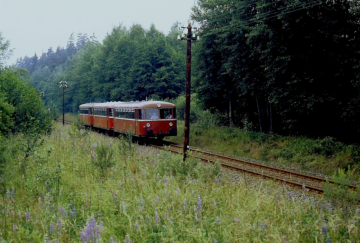 Stillgelegte Nebenbahnen in der Oberfalz: Eine dreiteilige 798/998/998-Garnitur ist im Juli 1985 von Wiesau in die Kreisstadt Tirschenreuth unterwegs, seit 1975 Endpunkt der früher nach Bärnau führenden Strecke. Der Personenverkehr wurde 1989 eingestellt, der Güterverkehr konnte sich noch bis in das Jahr 2000 halten.