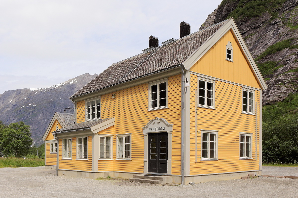 Stillgelegter Bahnhof   Trollvegen   der Raumabahn am 22. Juni 2022 besichtigt.