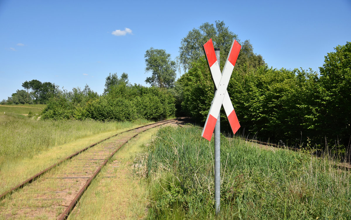 Stillgelegtes Gleis des ehmaligen Güterbahnhofs der Raiffeisen-Landbund eG in Lauenburg. Lauenburg, 21.05.2018.