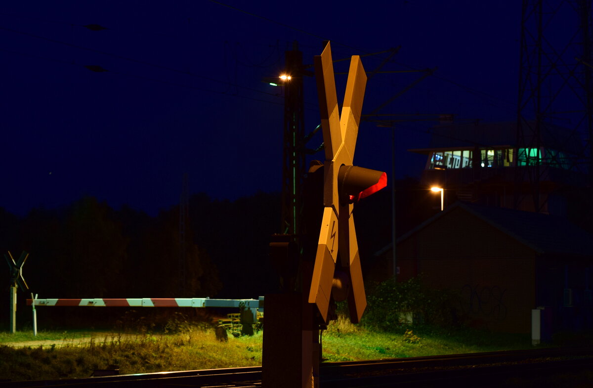 Stimmungsaufnahme am Bahn�bergang Bahnhofstra�e in G�tergl�ck am sp�ten Abend. Im Hintergrund sieht man das Stellwerk B1 welches 1980 in Betrieb ging. 

G�tergl�ck 20.09.2026