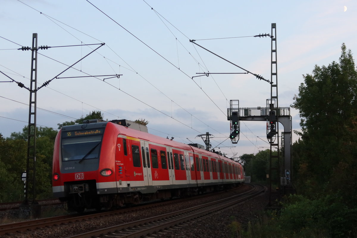 Stimmungsvoller Nachschuss auf die S5 von Bietigheim nach Stuttgart-Schwabstraße am Abend des 23. September 2020 am Signal vor Asperg.