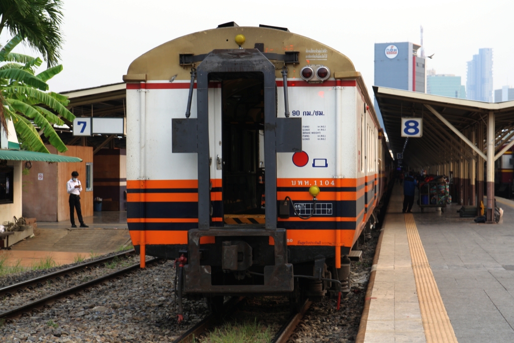 Stirnansicht des บพห. 1104 (บพห.=BFV./Bogie Full Van) am 07.April 2022 in der Hua Lamphong Station.