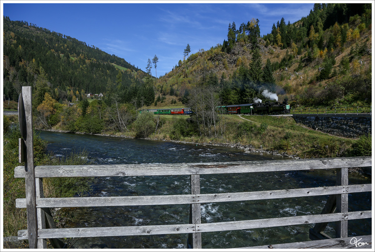 STLB U11 und BH1 rollen mit dem Dampfsonderzug anlässlich 120 Jahre Murtalbahn talwärts.
Muhr 10.10.2014