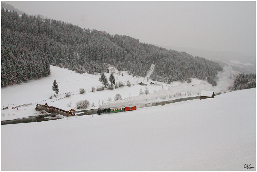 STLB U11 dampft mit einem Sonderzug für die   Railway Touring Company  von Murau nach Tamsweg.
Einöd 7_2_2012