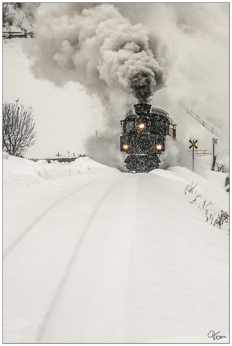 STLB U11 dampft mit einem Sonderzug für die   Railway Touring Company  von Murau nach Tamsweg. 
Ramingstein 7.2.2012