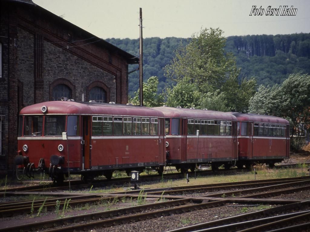 Stockheim in Hessen am 5.7.1988: Schienenbus 798681 mit Beiwagen 998213 und 998834.