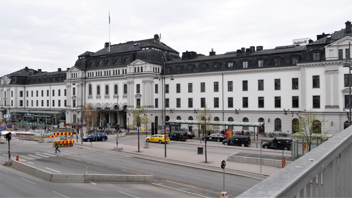 Stockholm Hauptbahnhof, schwedisch Centralstation oder einfach nur C, am 01. Mai 2019 von der Brücke der Straße Klarabergsgatan aus gesehen. Die Straße überquert auch die gesamten Gleise des Bahnhofs, weshalb die Bahnsteige teilweise verdunkelt werden.   

