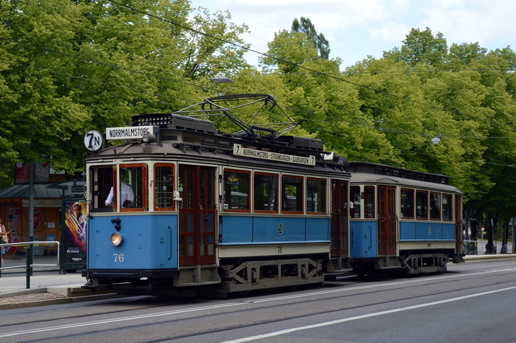 Stockholm, Stockholms Spårvägar A1 WN 76 (Bj. 1904) + B19 846 (Bj 1929) bei der  Haltestelle Skansen. 29.06.2016