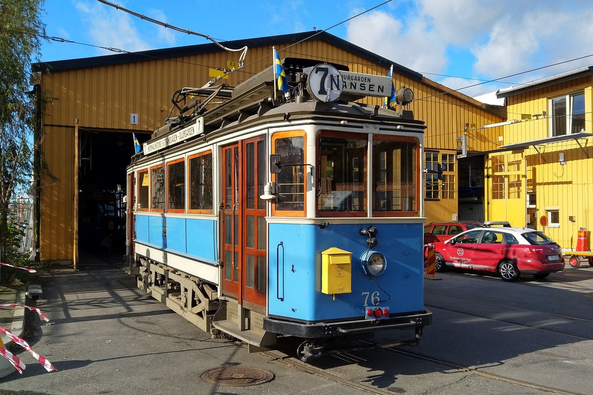 Stockholms Spårvägar A1 WN 76 der Djurgårdslinjen am 1.10.2019 auf dem Betriebshof Allkärshallen in Stockholm. Fotografiert durch einen Bauzaun.