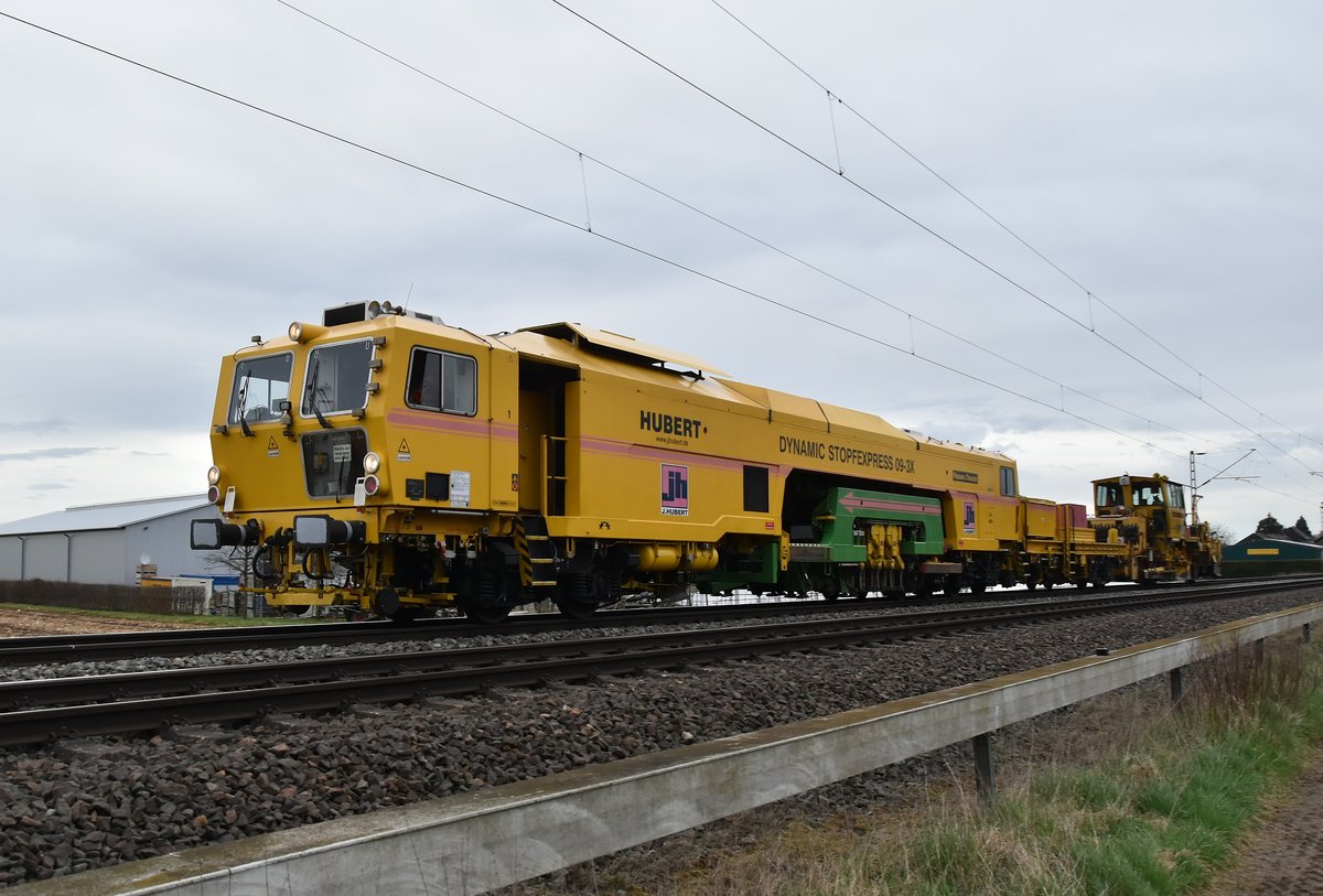 Stoffmaschine der Firma Hubert mit Schotterprofiliermaschine bei Gubberath gen Rheydt fahrend am Dienstag den 3.4.2018