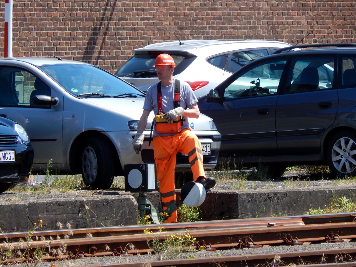 Stolz posiert ein Lokführer mit seiner großen Steuerung an einer Weiche. Diese Steuerung ist aber für ein etwas größeres Spielzeug ... eine 294.

Königswinter 29.06.2015