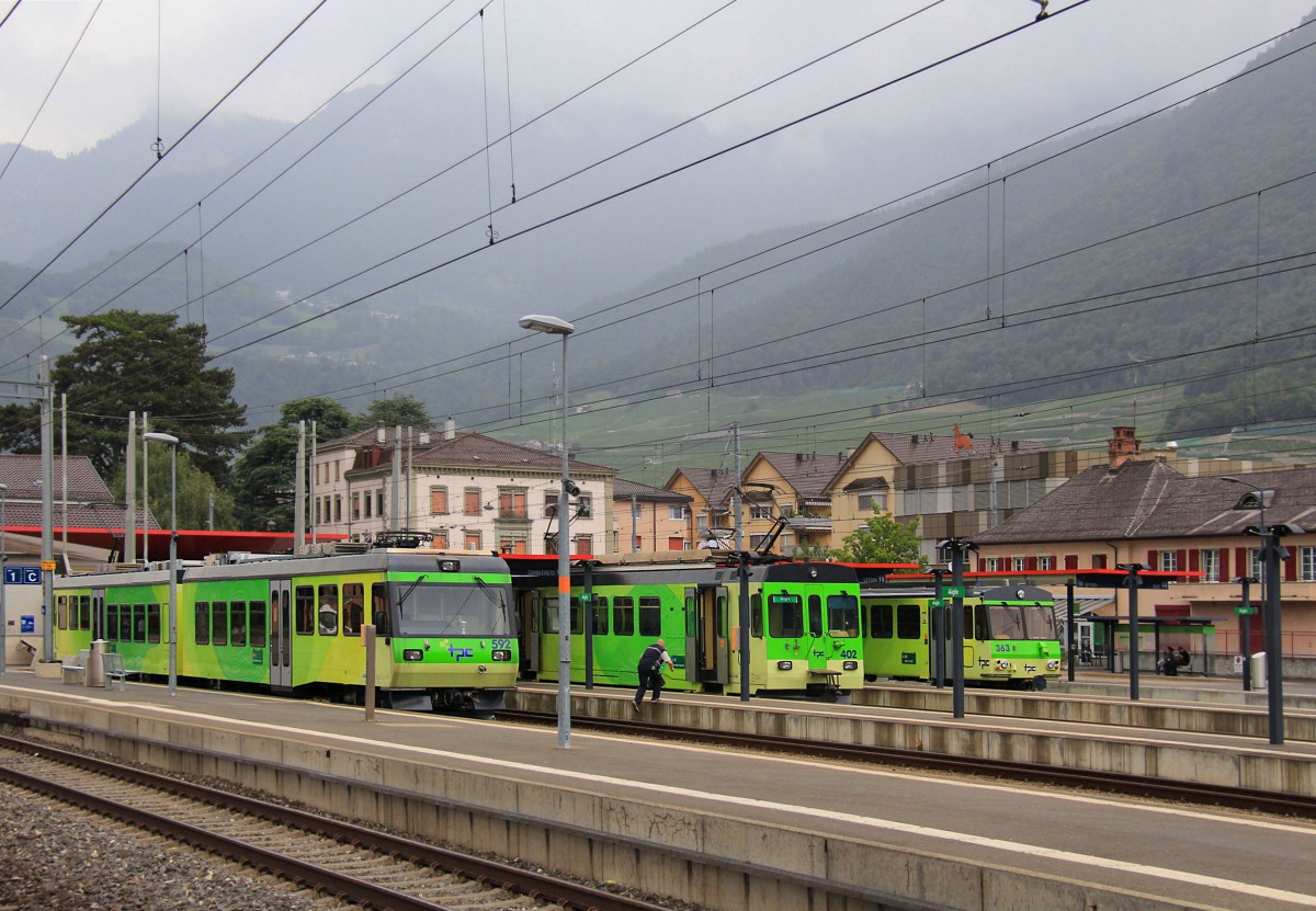 Stolz präsentieren sich drei Bahnen des TPC in Aigle jetzt im neuen einheitlichen Anstrich, links die Aigle-Ollon-Monthey-Champéry Bahn (AOMC), in der Mitte die Aigle-Le Sépey-Les Diablerets-Bahn (ASD), rechts die Aigle-Leysin-Bahn (AL). 18.August 2015. 