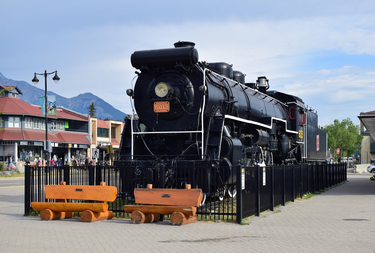 Stolz zeigt sich die Canadian National 6015 von 1923 vor den Bahnhof Jasper. Hier präsentiert sie sich seit 1972.

Jasper 19.08.2022