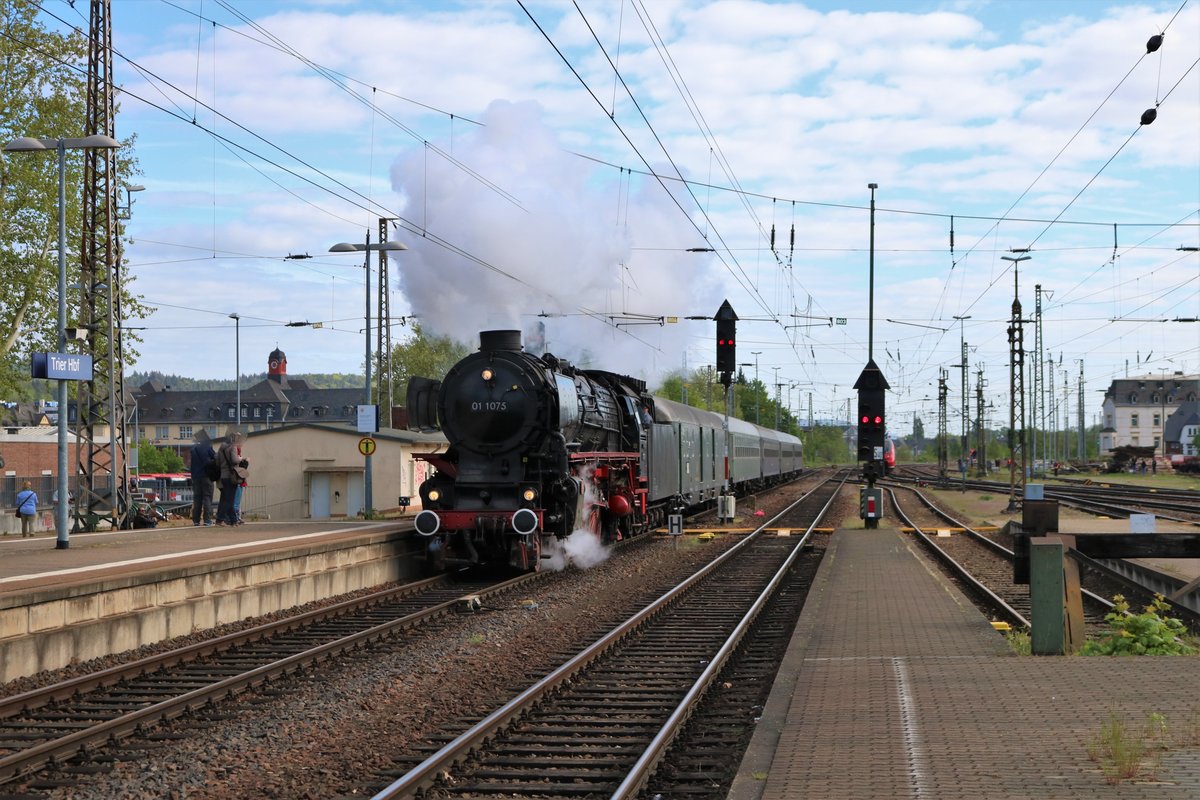 Stoom Stichting Nederland 01 1075 erreicht mit Sonderzug beim Dampfspektakel am 28.04.18 Trier Hbf 