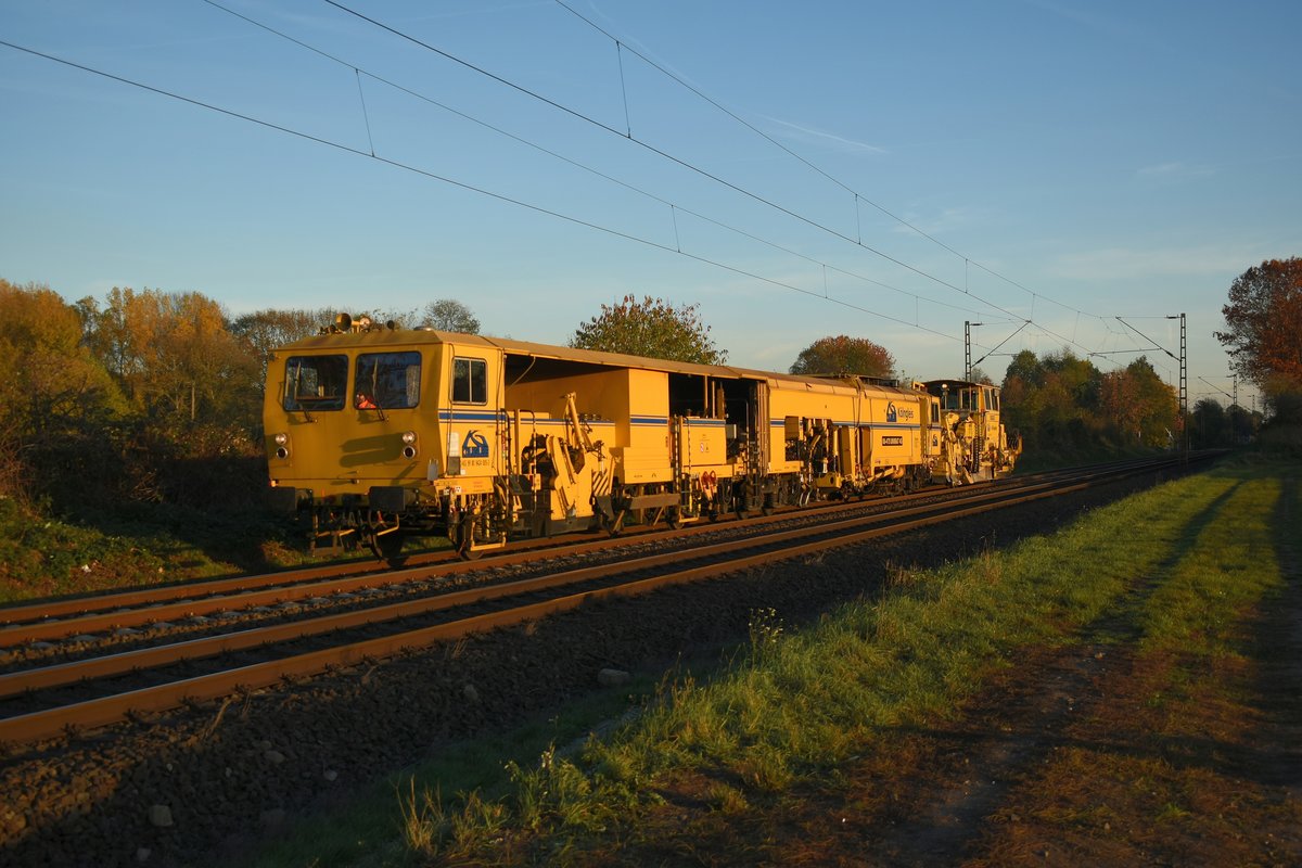 Stopfgerät samt Schotterprofiliermaschine von Kölngleis in Kaarst Broicherseite. 3.11.2018