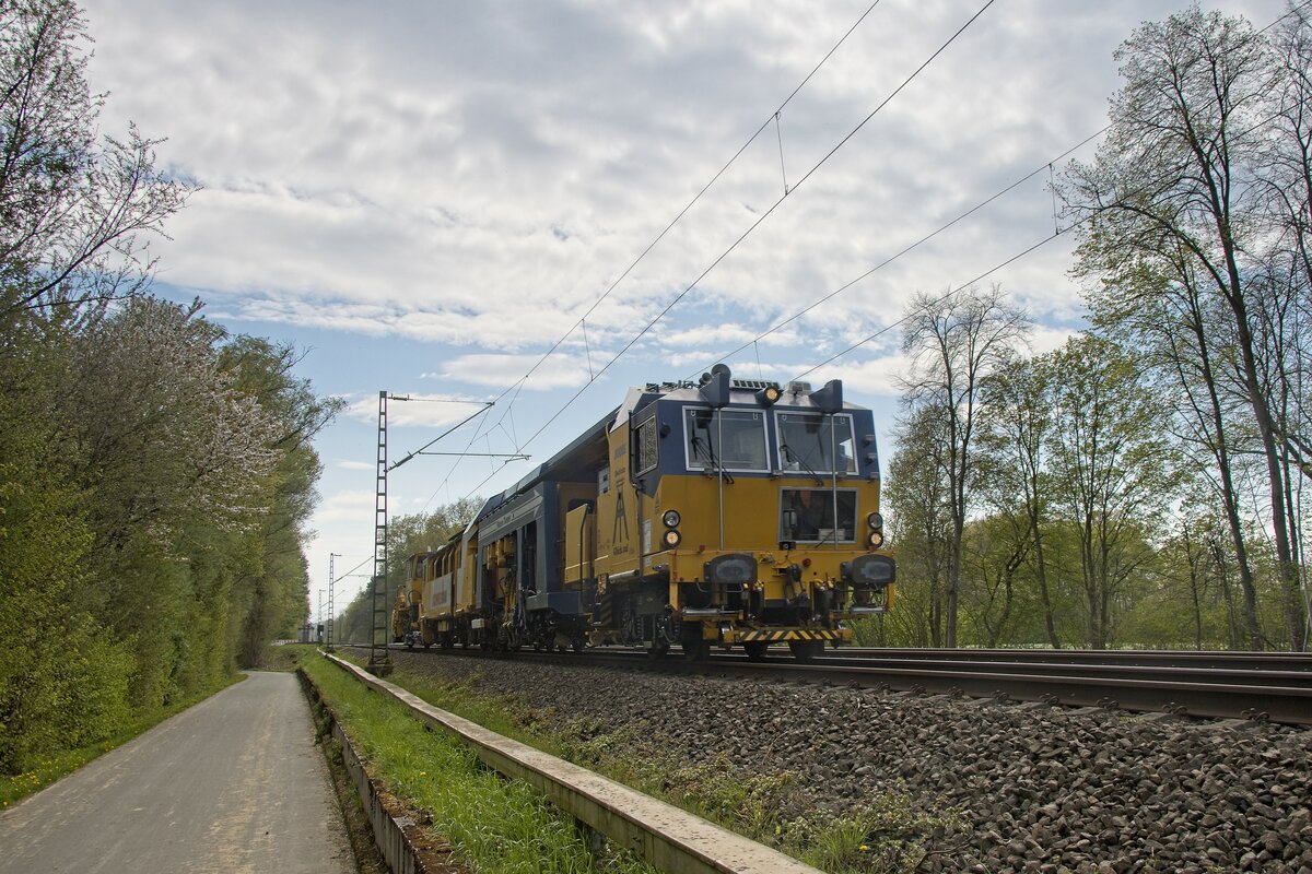 Stopfmaschine  Josie  und ein Schotterpflug von Schweerbau am 21.04.2022 bei Unna-Mühlhausen, Gruß zurück an den Tf!