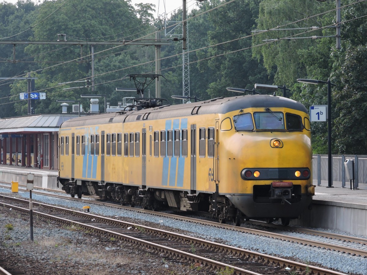 Stoptrein nach Arnhem steht abfahrbereit in Ede-Wageningen, 10.08.2015