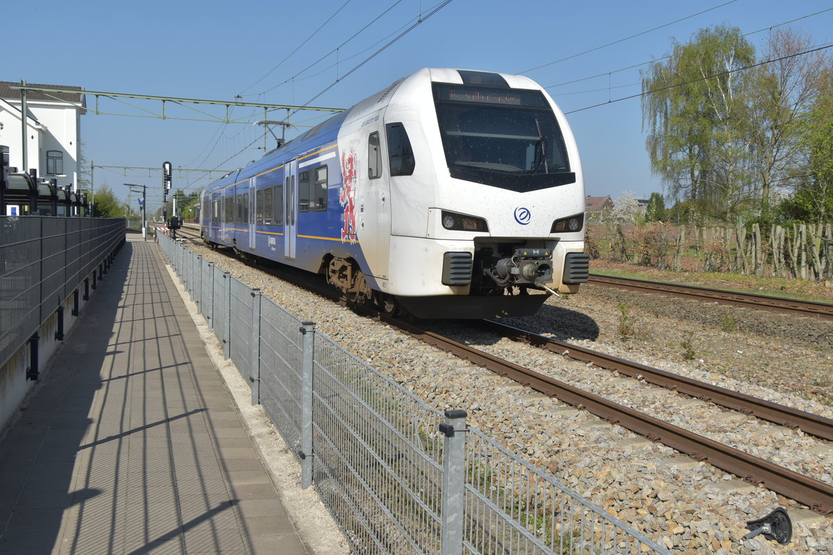 Stoptrein nach Maastricht, hier verlässt er gerade den Bahnhof von Echt. 
Es ist ein zweiteiliger Flirt von ARRIVA mit der NVR-Nr. 94 84 4030451-7 NL-AN am Sonntag den 9.4.2017