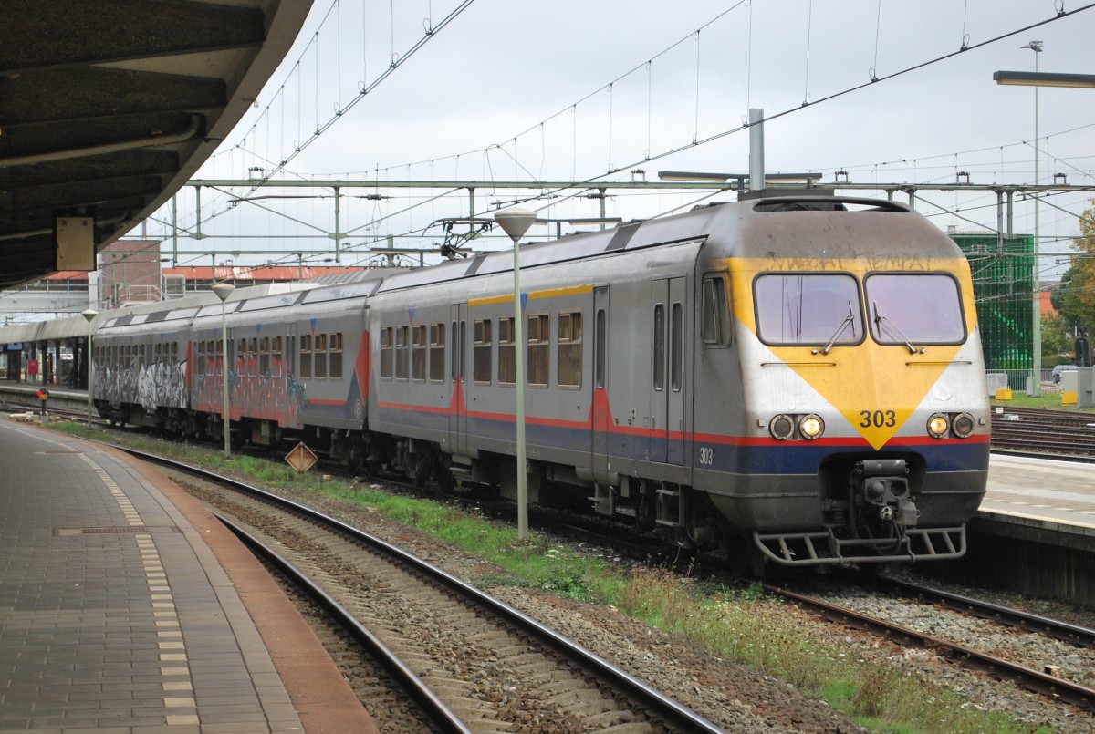 Stoptrein (train L) der SNCB in Richtung Liège (Lüttich) und Hasselt wartet im Bhf Maastricht auf Abfahrt. 25. September 2015.