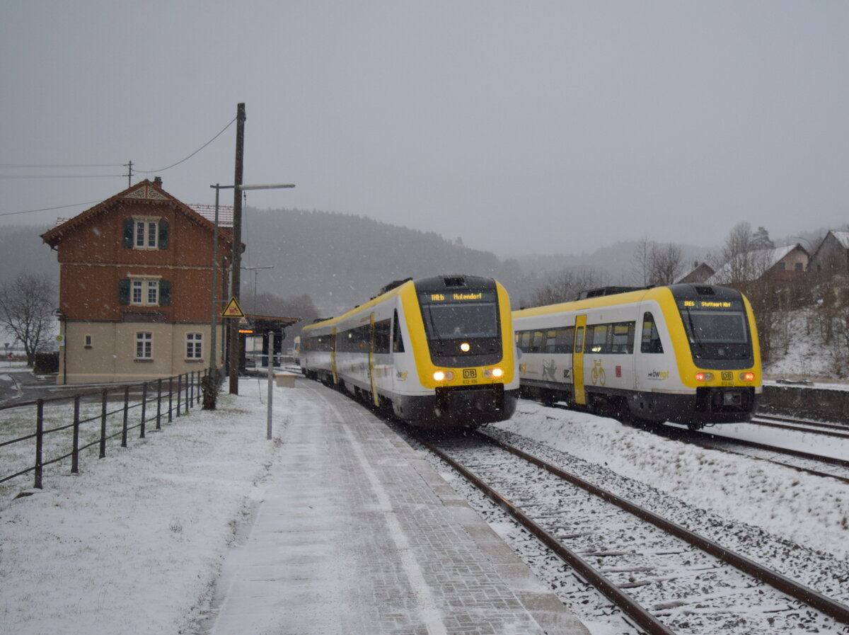 Storzingen am 30.11.2021 mit 612 106 als IRE in Richtung Sigmaringen und 612 113 als IRE in Richtung Tübingen