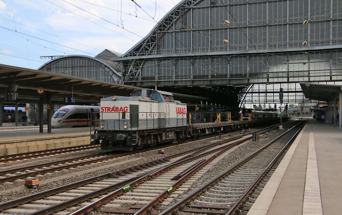 Strabag 203 166-4 mit Gleiswagen beim durchfahren der Halle des Hauptbahnhofs Bremen. Aufgenommen am 11.05.2016.