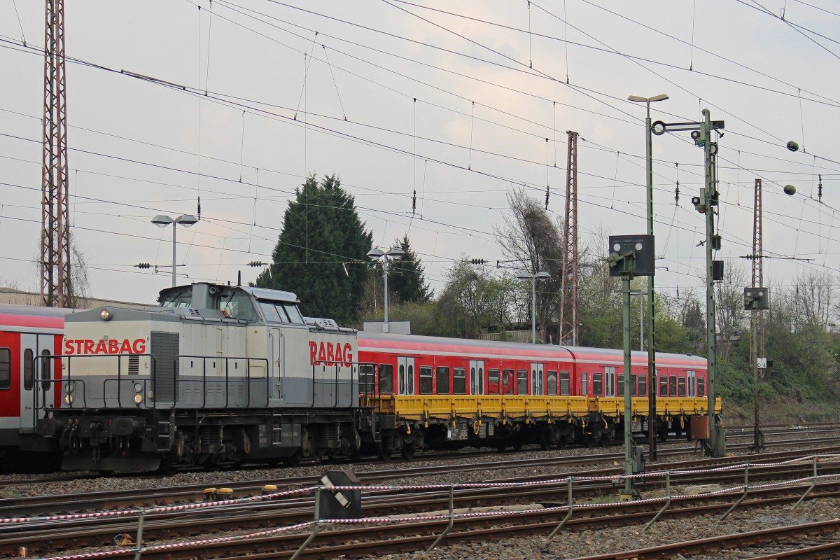 Strabag 203 841 am 26.3.14 mit zwei Res Wagen in Düsseldorf-Rath.