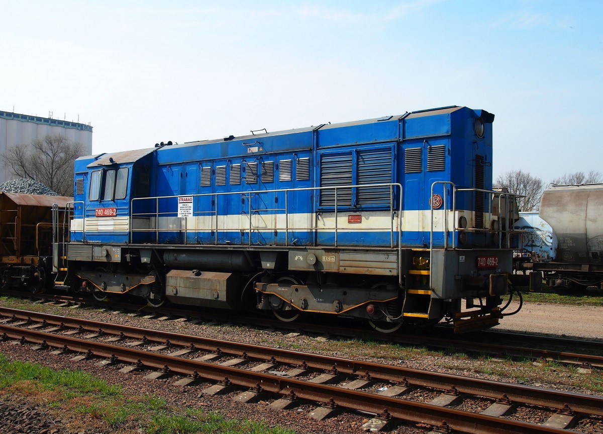 Strabag 740 469-2 auf Bhf. Měšice am 11.4.2015.