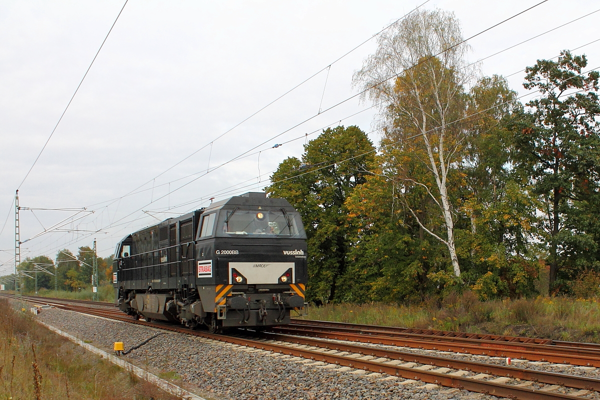 STRABAG dieselt am 09.10.2015 mit der MRCE Dispo 272 407-8 (Vossloh G 2000 BB) durch Nassenheide.