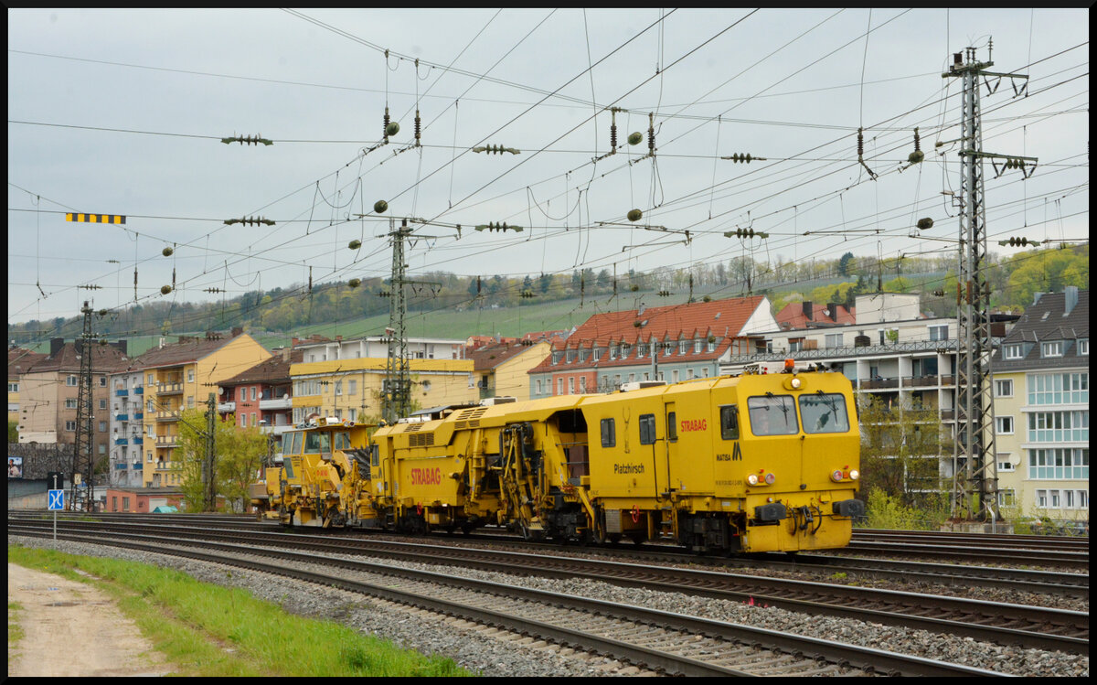 STRABAG Hochleistungs-Universal-Nivellier-Richt-Stopfmaschine vom Typ MATISA B 66 UC (99 80 9124 002-3-BRS)  Platzhirsch  am 20.04.2023 in Würzburg.