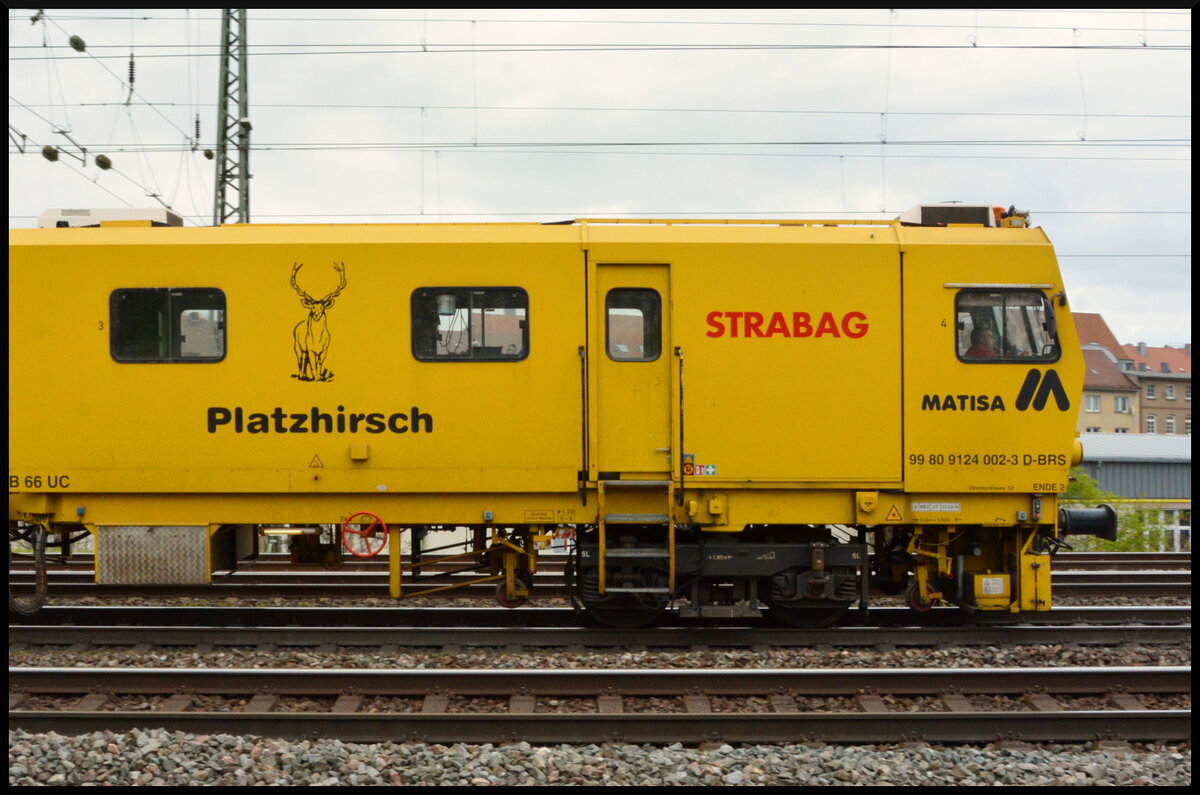 STRABAG Hochleistungs-Universal-Nivellier-Richt-Stopfmaschine vom Typ MATISA B 66 UC (99 80 9124 002-3-BRS)  Platzhirsch  am 20.04.2023 in Würzburg.