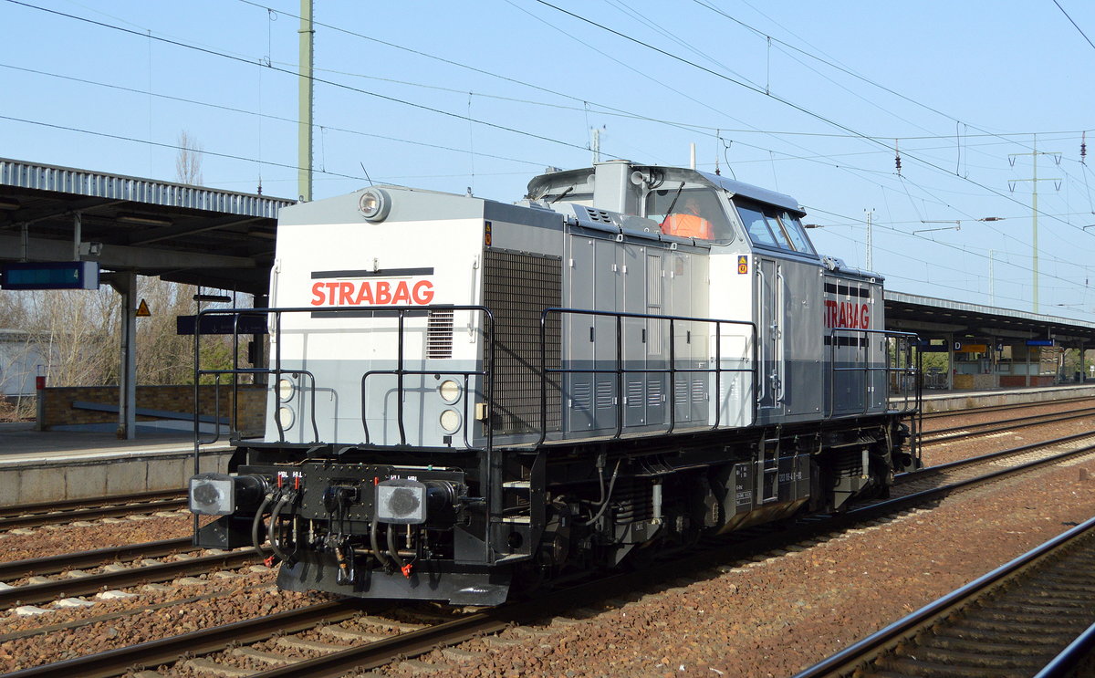 STRABAG mit  203 166-4  [NVR-Nummer: 92 80 1203 166-4 D-BRS] am 23.02.21 Durchfahrt Bf. Flughafen BER Terminal 5.