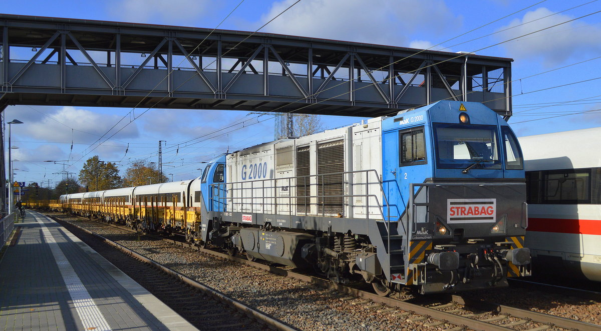 STRABAG mit der unter Eichholz Rail GmbH registrierten MaK G 2000   V 1001-033  (NVR-Nummer: 92 80 1273 005-9 D-EIVEL) und einem Ganzzug Drehgestell-Flachwagen bei der Durchfahrt Bf. Saarmund.