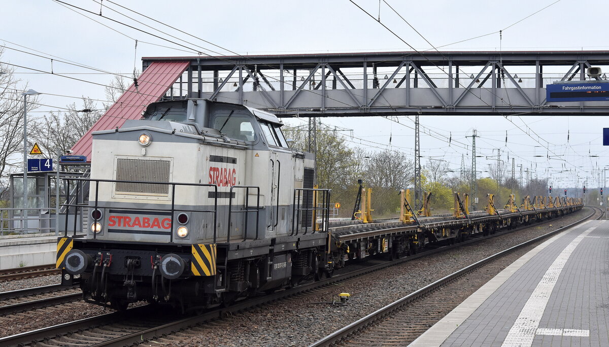 STRABAG Rail GmbH, Lauda Königshofen  mit ihrer  203 012-0  [NVR-Nummer: 92 80 1203 012-0 D-BRS] und einem Ganzzug firmeneigner Oberbaustoffwagen (ohne Beladung) am 18.04.23 Durchfahrt Bahnhof Saarmund.